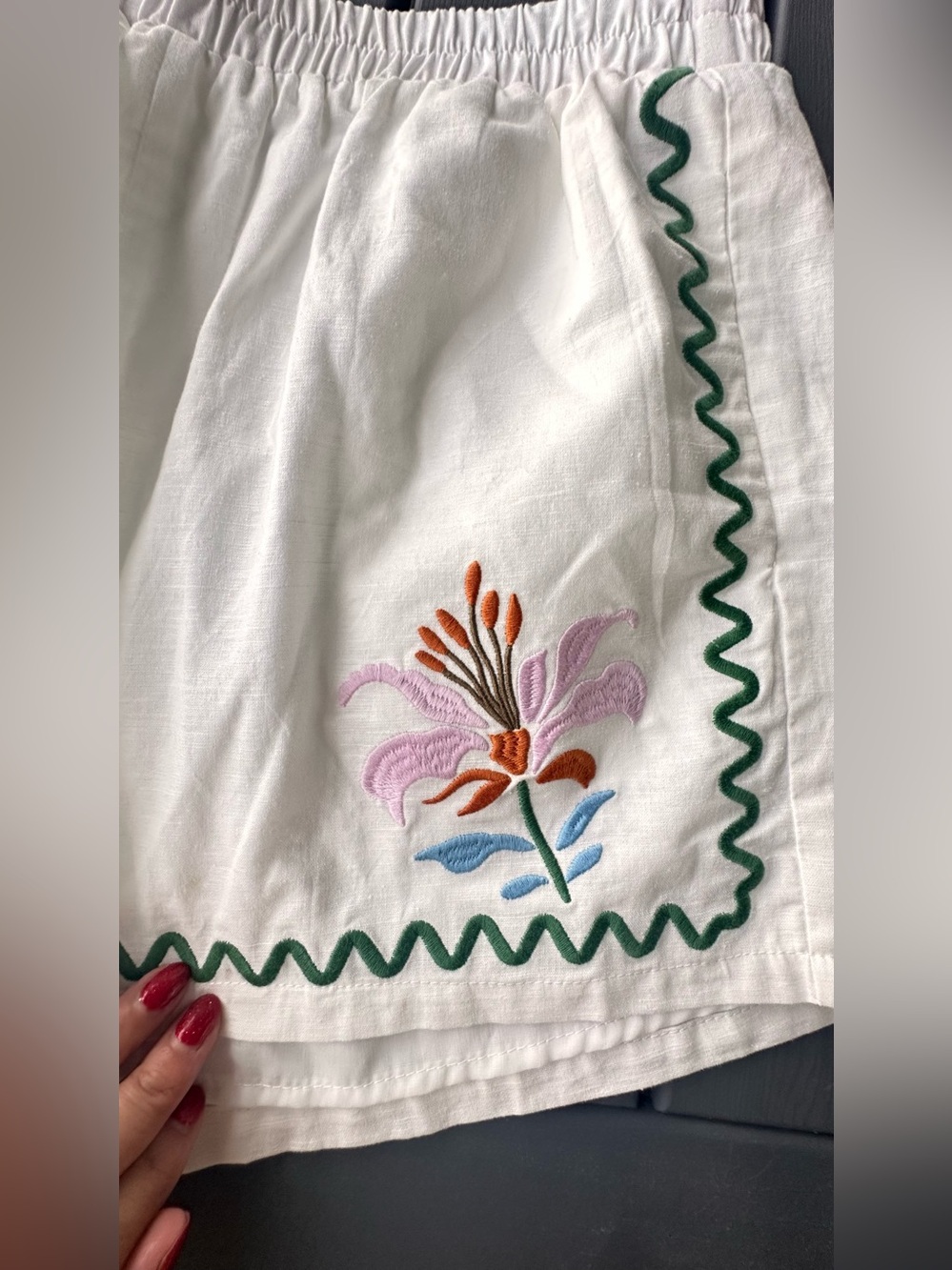 Amable by Mabel White High-Waist Embroidered Floral Shorts with Green Trim Sz L - Picture 7 of 7